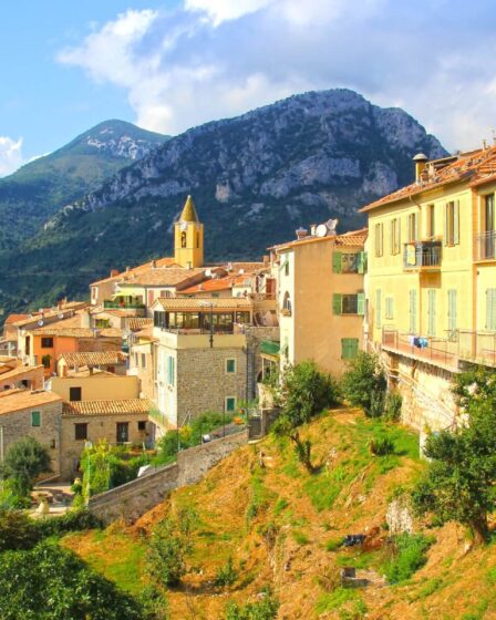 Découvrez un village intimiste entre mer et montagnes sur la Côte d'Azur