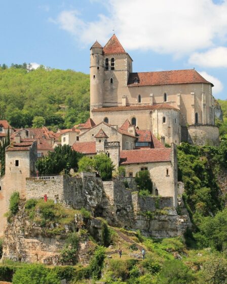 Le trésor caché de Saint-Cirq-Lapopie : tunnel et sculpture révélés