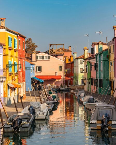 Escapade colorée : découvrez le village arc-en-ciel près de la France