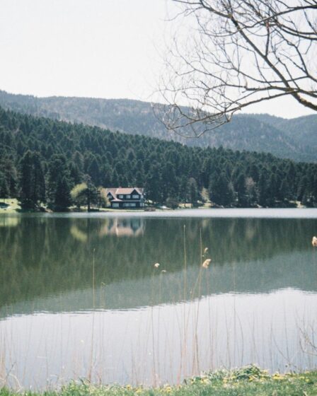 Retraite d'automne à deux heures de Paris : découvrez le Jura au bord d'un lac