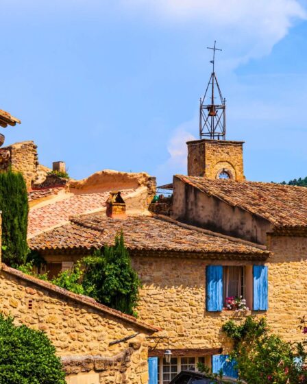 Découvrez les trésors cachés du village élu Plus Beaux de France près du Luberon
