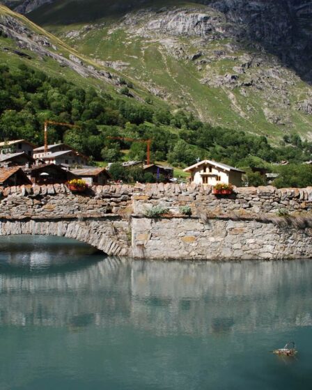 Retraite paisible dans un village alpin de 270 habitants, loin des foules