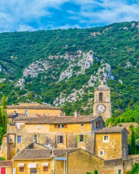 Découvrez le village perché du Luberon et sa vue sur les monts du Vaucluse