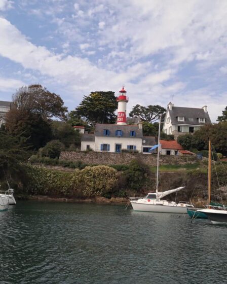 Un havre caché en Bretagne : explosion de couleurs et paix retrouvée