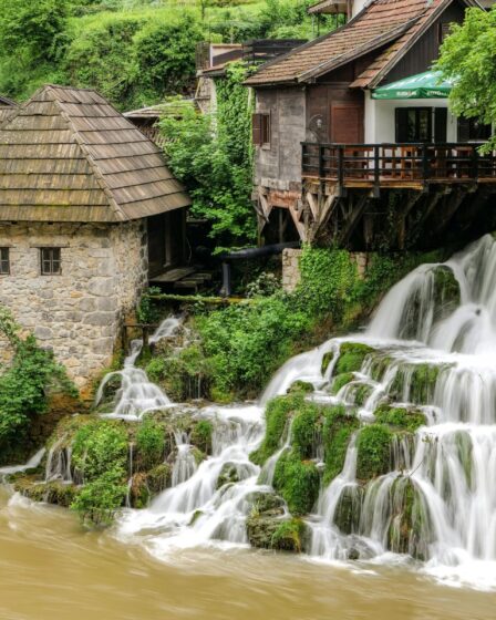 Découvrez le village féérique du Var et sa cascade magique