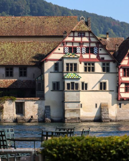 Découvrez un village suisse aux fresques colorées et colombages fascinants