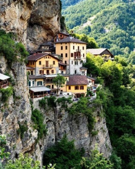 Village perché en Ardèche : panorama époustouflant à 900 mètres