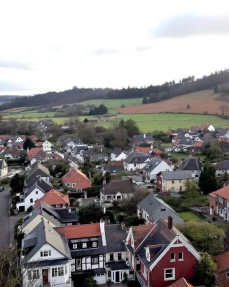 Découvrez le charme paisible d'un village basque aux maisons colorées