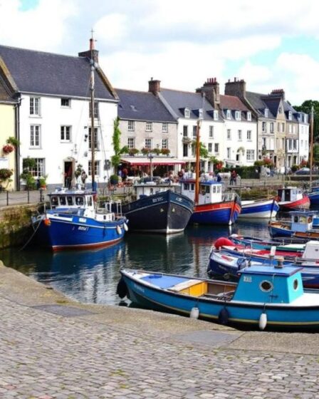 Découvrez le charmant village de pêcheurs du Morbihan, secret et fleuri