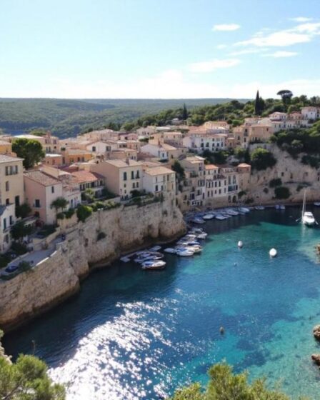 Découvrez ce village du Var, paisible et charmant avec vue sur la Méditerranée