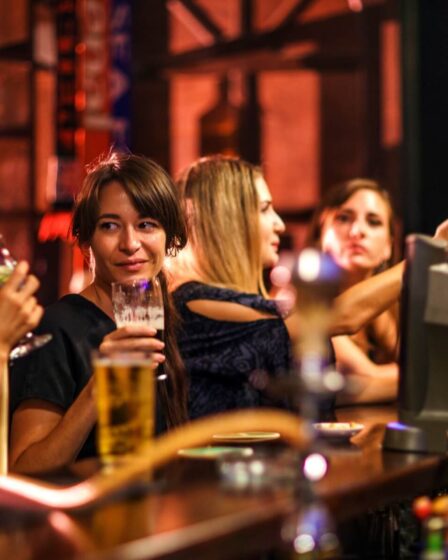 La Thaïlande interdit l'alcool : quel impact sur le tourisme ?