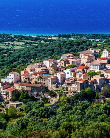Village isolé face à la mer turquoise : le rêve des retraités