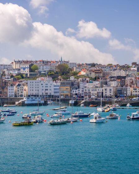 L'île qui attire les Français après le Brexit : une destination à découvrir