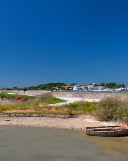 Retraite paisible : découvrez un village secret au bord de l'océan