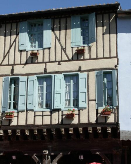 Évasion à la découverte d'une commune colorée loin de Paris