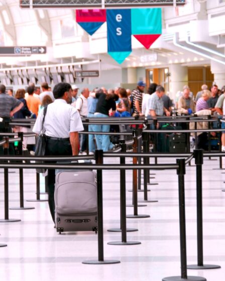 Quand Trump s'attaque aux pyjamas : la guerre vestimentaire dans les aéroports
