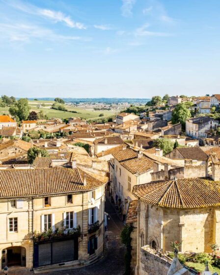 Maisons bucoliques et trésors littéraires : un village breton intemporel