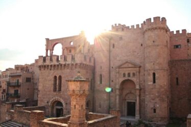 Découvrez la beauté de cette cité médiévale, joyau des plus beaux villages de France