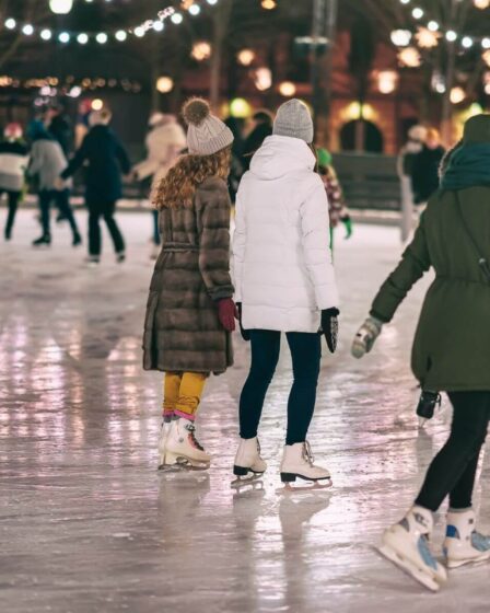 Évadez-vous à New York pour Noël à Paris : patinage au Boulevard Haussmann