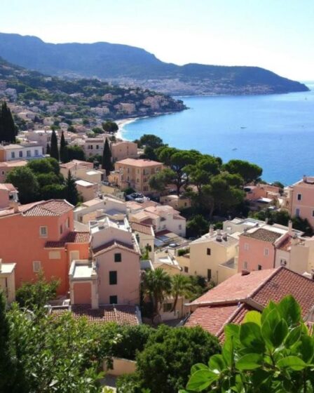 Découvrez ce village enchanteur de la Côte d'Azur, moins connu que Saint-Tropez
