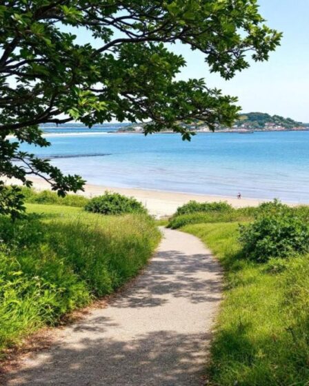 Découvrez ce village normand méconnu, un havre de paix aux plages discrètes