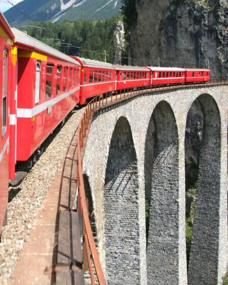 Voyage incroyable en train : des montagnes glacées aux palmiers luxuriants
