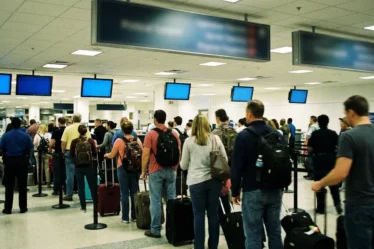 Shutdown aux États-Unis : 61 000 agents TSA sans salaire, aéroports en crise