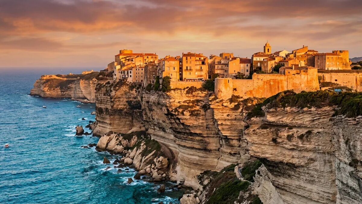 La Corse devance la Bretagne : classement Booking 2026 des régions accueillantes